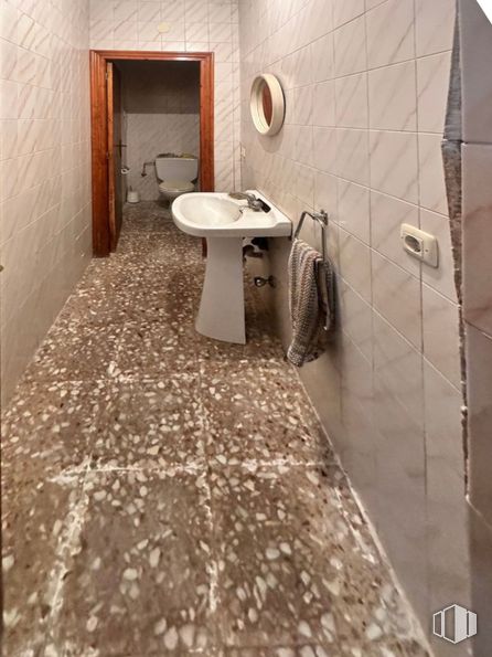 Retail for sale at Calle Santa Teresa, El Hoyo de Pinares, Ávila, 05250 with sink, toilet, brown, property, plumbing fixture, tap, bathroom sink, bathroom, wood and interior design around