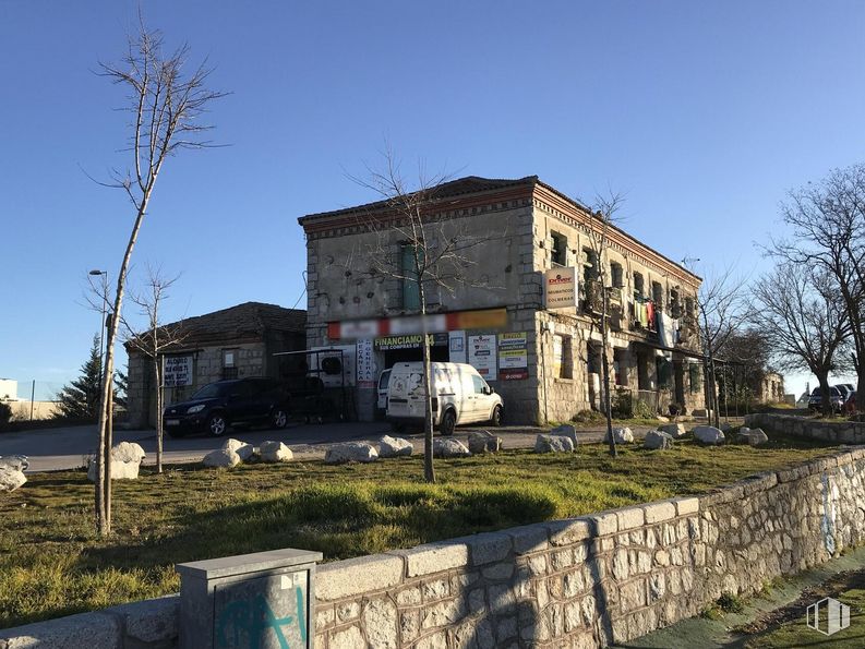 Nave en alquiler en Avenida de la Libertad, 93, Colmenar Viejo, Madrid, 28770 con edificio, camioneta, cielo, planta, ventana, árbol, coche, terreno, paisaje y fachada alrededor