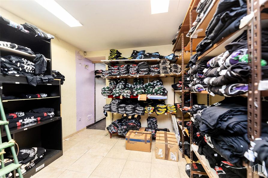 Retail for sale at Calle Juanelo, 19, Centro, Madrid, 28012 with shoe, furniture, box, shelf, bag, retail, sneakers, automotive design, personal protective equipment and shelving around