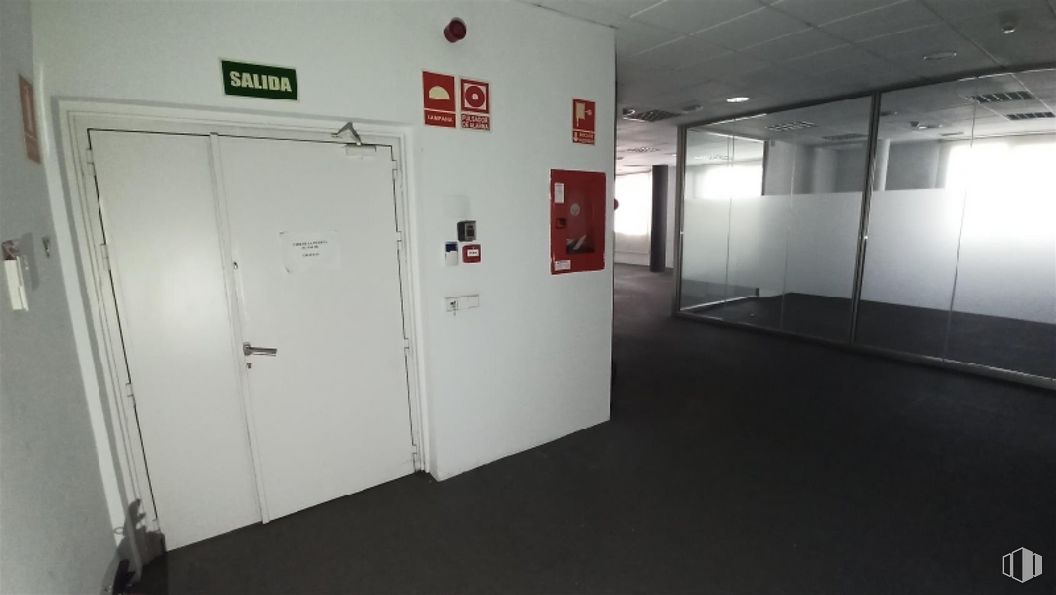 Office for sale at Calle Cólquide, Las Rozas de Madrid, Madrid, 28230 with door, fixture, flooring, ceiling, event, machine, building, hall, gas and room around