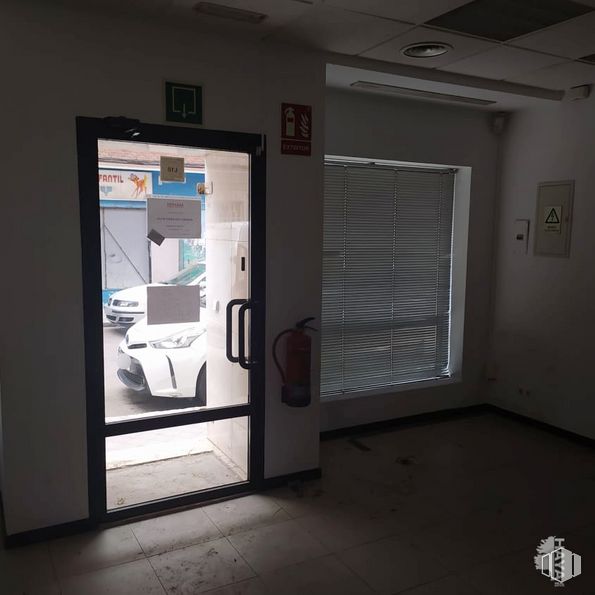 Local en venta en Calle Santa Alicia, Puente de Vallecas, Madrid, 28018 con persiana de la ventana, propiedad, accesorio, puerta, edificio, diseño de interiores, suelo, puerta del vehículo, manija de la puerta y exterior automotriz alrededor