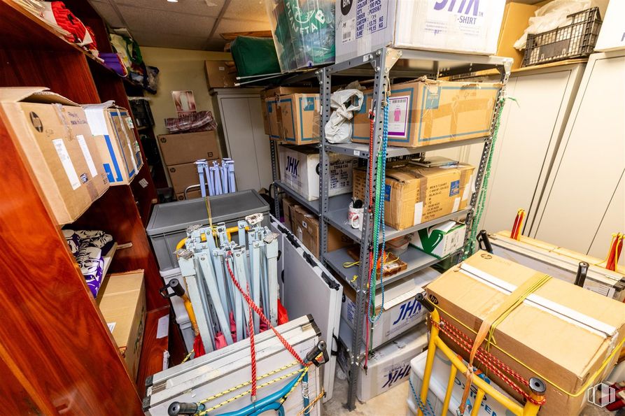 Retail for sale at Calle Juanelo, 19, Centro, Madrid, 28012 with box, furniture, bookcase, shelf, shelving, publication, wood, retail, book and building around