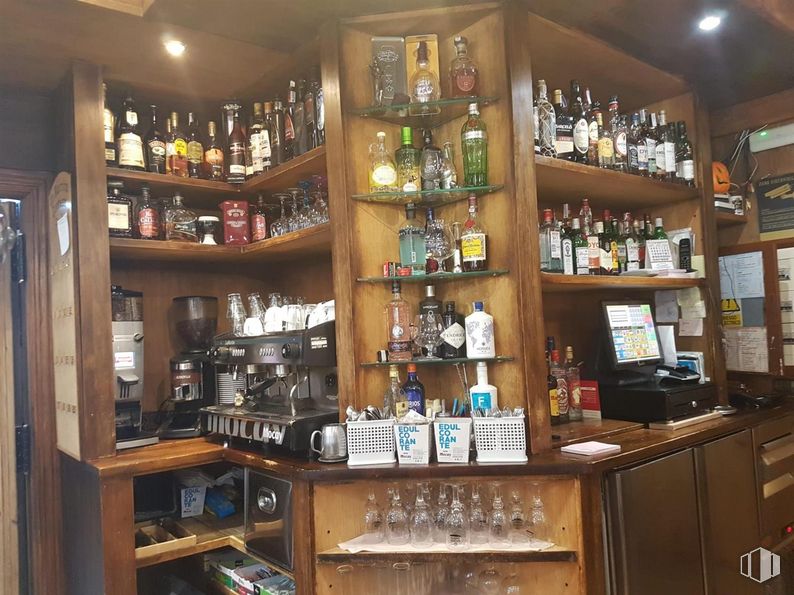 Local en alquiler y venta en Calle José Cadalso, Torrejón de Ardoz, Madrid, 28850 con establecimiento de bebidas, edificio, botella, mueble, estante, ebanistería, barware, estantería, vajilla y botella de vidrio alrededor