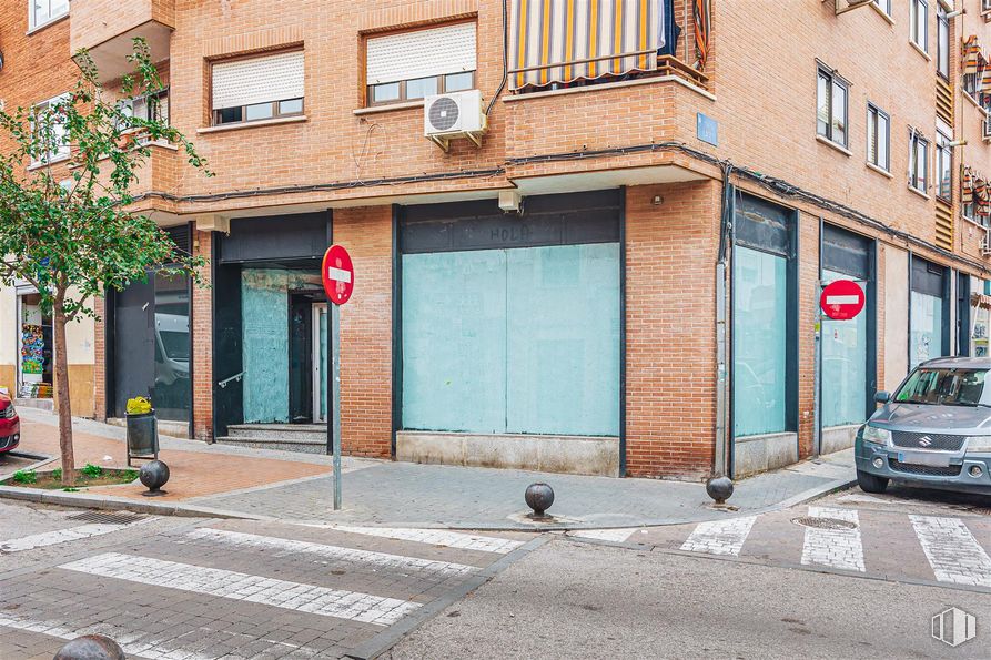 Retail for sale at Avenida Constitución, Mejorada del Campo, Madrid, 28840 with car, window, building, plant, tire, infrastructure, vehicle, door, road surface and architecture around