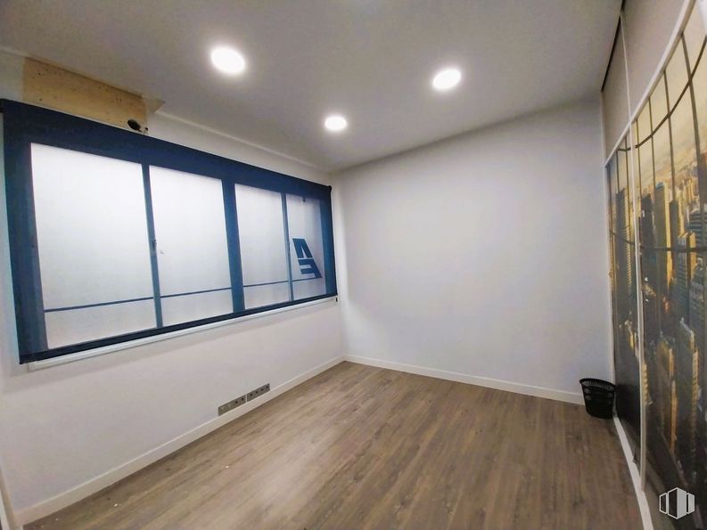 Oficina en alquiler en Calle Ángel Cavero, Hortaleza, Madrid, 28043 con ventana, edificio, hall, madera, suelos, suelo, suelo laminado, madera dura, sombra y techo alrededor