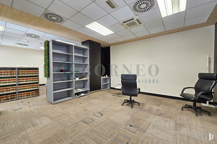 Oficina en alquiler en C.C Plaza Moraleja, Calle Estafeta, 2, Alcobendas, Madrid, 28109 con silla, propiedad, mueble, silla de oficina, interiorismo, arquitectura, suelos, suelo, pared y estante alrededor