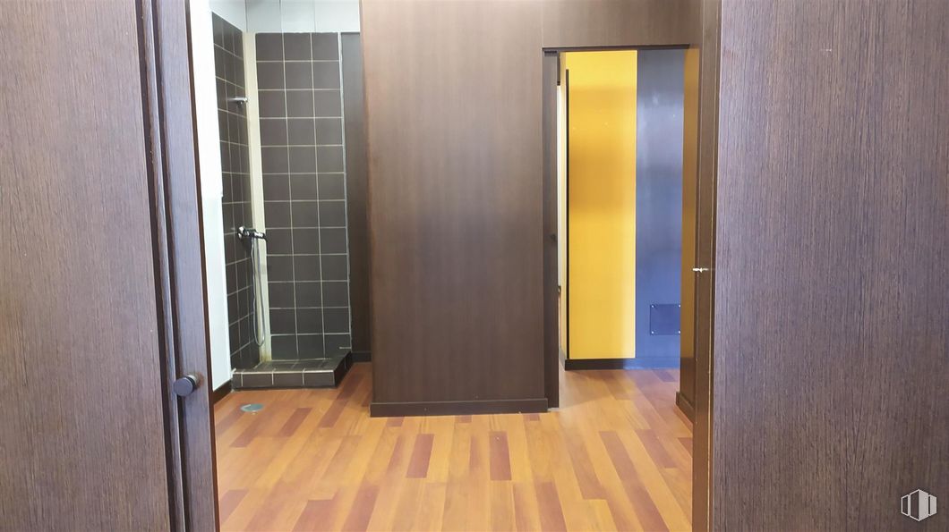 Local en venta en Calle San Isidro, Majadahonda, Madrid, 28220 con puerta, accesorio, madera, suelos, edificio, suelo, tinte para madera, madera dura, puerta de casa y vidrio alrededor