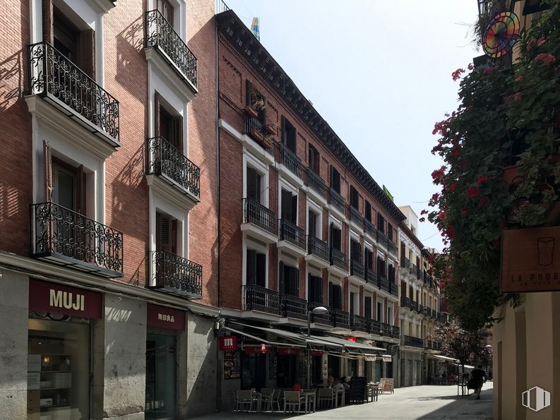 Retail for rent at Calle Pérez Galdós, Centro, Madrid, 28004 with building, sky, daytime, property, window, infrastructure, lighting, urban design, plant and neighbourhood around