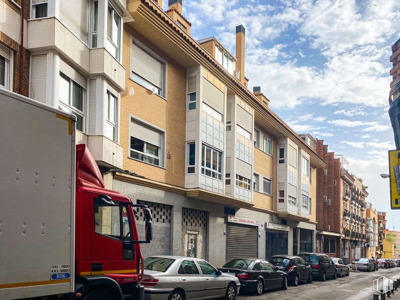 Local en venta en Avenida Fuenlabrada, Leganés, Madrid, 28912 con coche, ventana, camión, edificio, rueda, luz de estacionamiento, neumático, vehículo terrestre, vehículo y nube alrededor