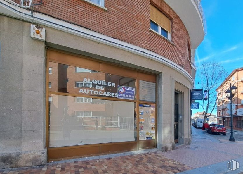 Retail for rent at Calle Alfonso de Montalvo, Ávila, 05001 with building, window, sky, door, house, brick, cloud, wheel, facade and brickwork around