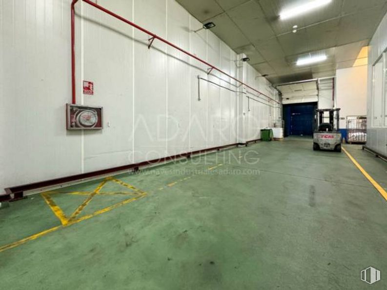 Nave en alquiler y venta en Polígono industrial Urtinsa, Leganés, Madrid, 28917 con suelos, suelo, asfalto, gas, material compuesto, hormigón, máquina, madera, aparcamiento y techo alrededor