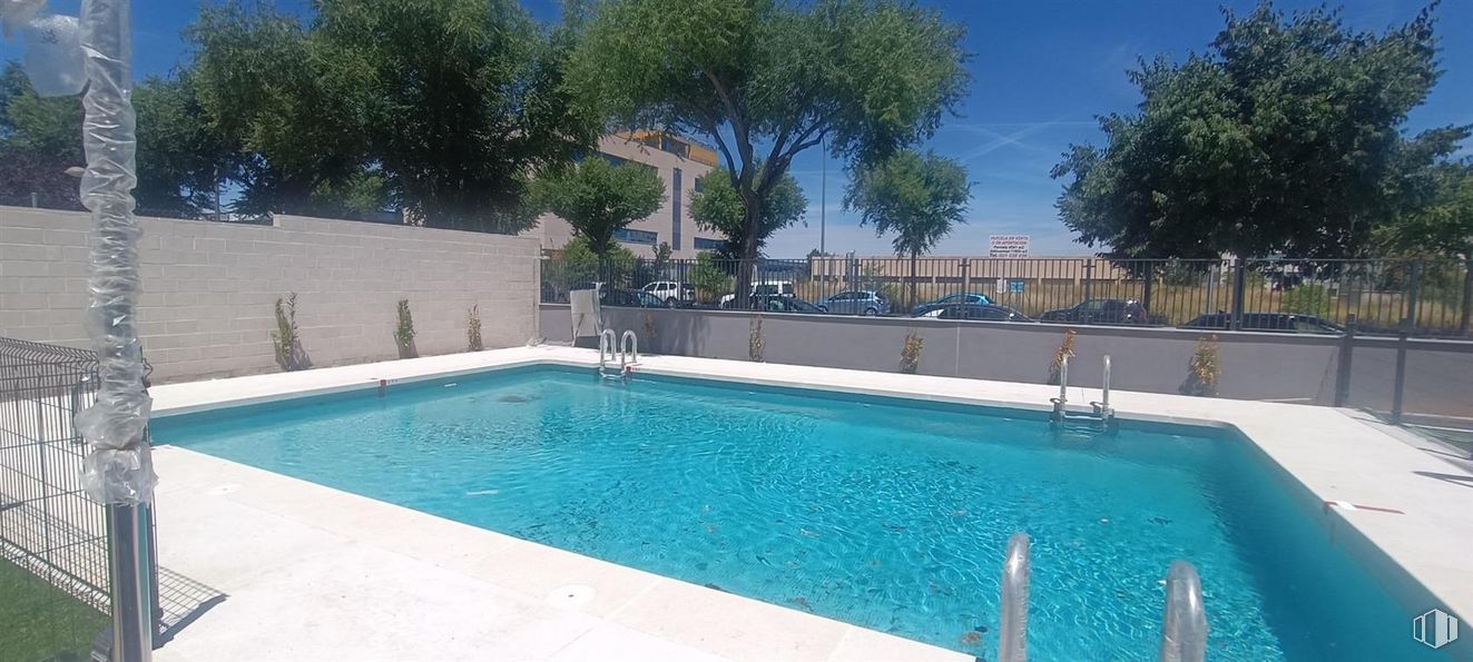 Oficina en venta en Calle Laguna del Marquesado, Villaverde, Madrid, 28021 con agua, piscina, planta, azul, azure, cielo, árbol, edificio, sombra y ocio alrededor