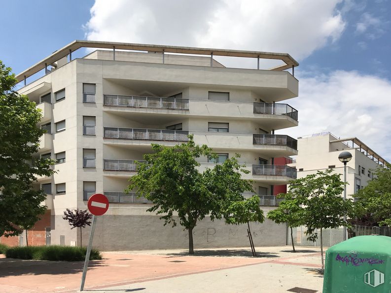 Local en alquiler y venta en Calle Francisco Salzillo, 7, Torrejón de Ardoz, Madrid, 28850 con edificio, cielo, nube, ventana, árbol, diseño urbano, condominio, planta, bloque de torre y barrio alrededor