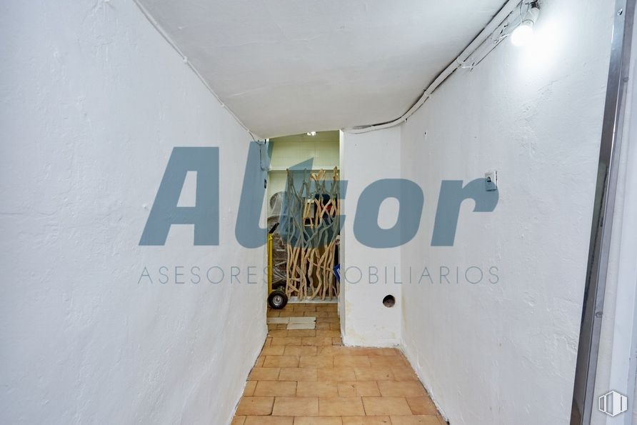 Local en venta en Paseo Yeserías, Arganzuela, Madrid, 28005 con piso, edificio, fuente, suelo, techo, marca, gráficos, evento, publicidad y iluminación diurna alrededor