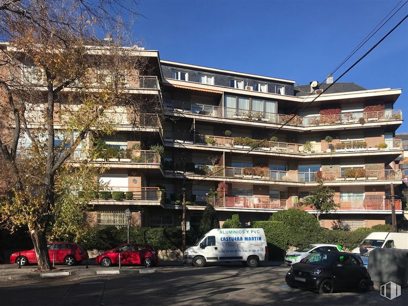 Oficina en alquiler en Calle Balbina Valverde, Chamartín, Madrid, 28002 con coche, camioneta, edificio, apartamento, barrio, zona residencial, condominio, balcón, uso mixto y aparcamiento alrededor