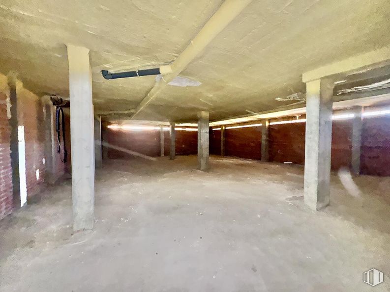 Retail for sale at Avenida Derechos Humanos, Ávila, 05003 with floor, flooring, ceiling, composite material, concrete, column, basement, building material, beam and hall around