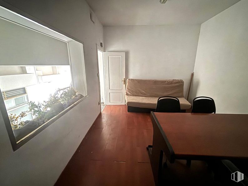 Local en venta en Zona Sur, Puente de Vallecas, Madrid, 28038 con puerta, cama, mesa, mesa, edificio, accesorio, alumbrado, interiorismo, confort y madera alrededor