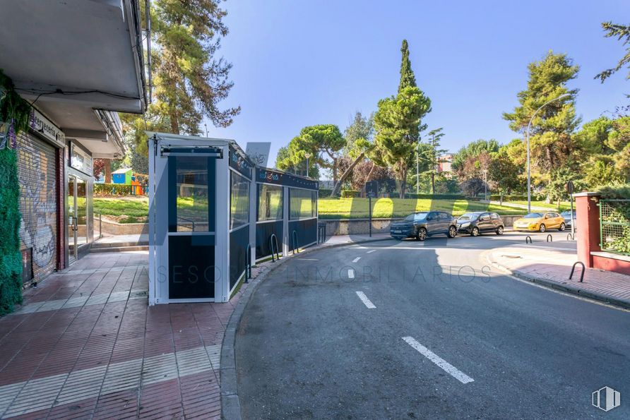 Local en venta en Calle Porto Lagos, Alcorcón, Madrid, 28924 con coche, cielo, planta, vehículo, edificio, árbol, superficie de la carretera, asfalto, alumbrado y modo de transporte alrededor