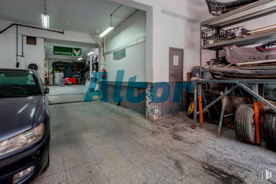 Local en venta en Calle Matilde Landa, Tetuán, Madrid, 28029 con coche, neumático, rueda, propiedad, vehículo de motor, neumático de automoción, capó, vehículo, iluminación del automóvil y diseño automovilístico alrededor