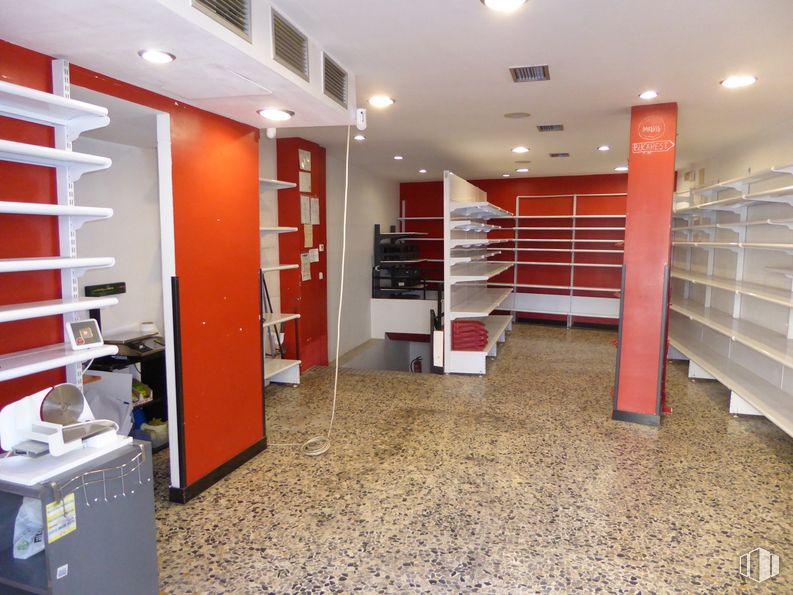 Retail for sale & for rent at Avenida Real, Vicálvaro, Madrid, 28032 with furniture, building, shelving, interior design, floor, flooring, shelf, bookcase, ceiling and wood around