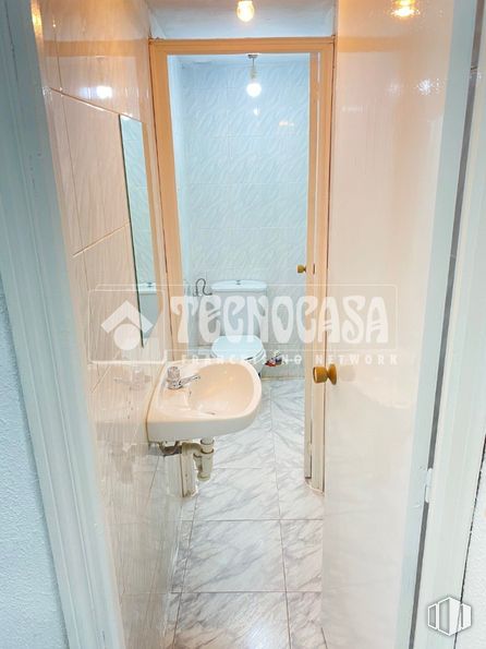 Local en venta en Zona Soto - Hospital, Móstoles, Madrid, 28935 con fregadero, accesorio de fontanería, grifo, baño, accesorio, madera, puerta, diseño de interiores, arquitectura y piso alrededor