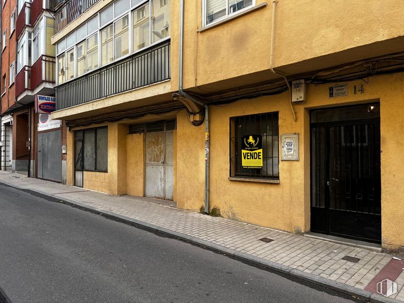 Retail for sale at Calle Cristo de las Batallas, Ávila, 05001 with door, window, building, property, wood, fixture, road surface, asphalt, house and facade around