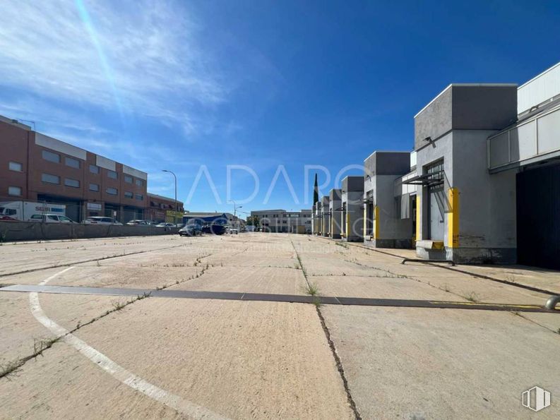 Industrial for rent at Calle Gamonal, Villa de Vallecas, Madrid, 28031 with building, sky, cloud, road surface, asphalt, urban design, house, real estate, gas and landscape around