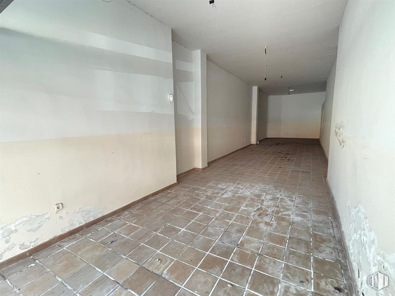 Retail for sale at Centro Alameda de la Sagra, Alameda de la Sagra, Toledo, 45240 with door, flooring, floor, composite material, ceiling, tile flooring, tile, building material, daylighting and plaster around