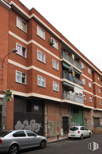 Local en alquiler y venta en Avenida Pardo Santallana, 4, Collado Villalba, Madrid, 28400 con coche, ventana, edificio, rueda, luz de estacionamiento automotriz, neumático, vehículo terrestre, propiedad, vehículo y cielo alrededor