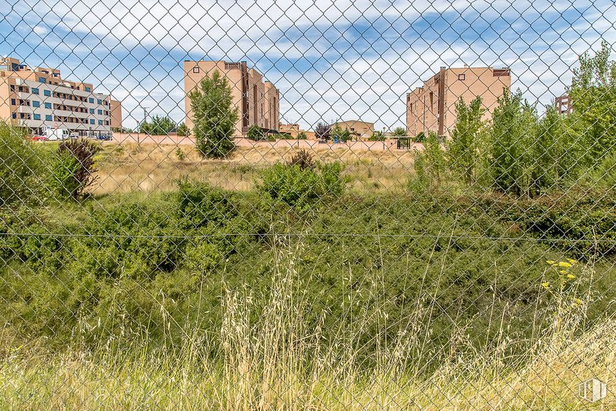 Land for sale at Calle María Luisa Menéndez Calleja, Cuenca, 16003 with building, cloud, sky, plant, plant community, ecoregion, natural landscape, land lot, fence and grass around