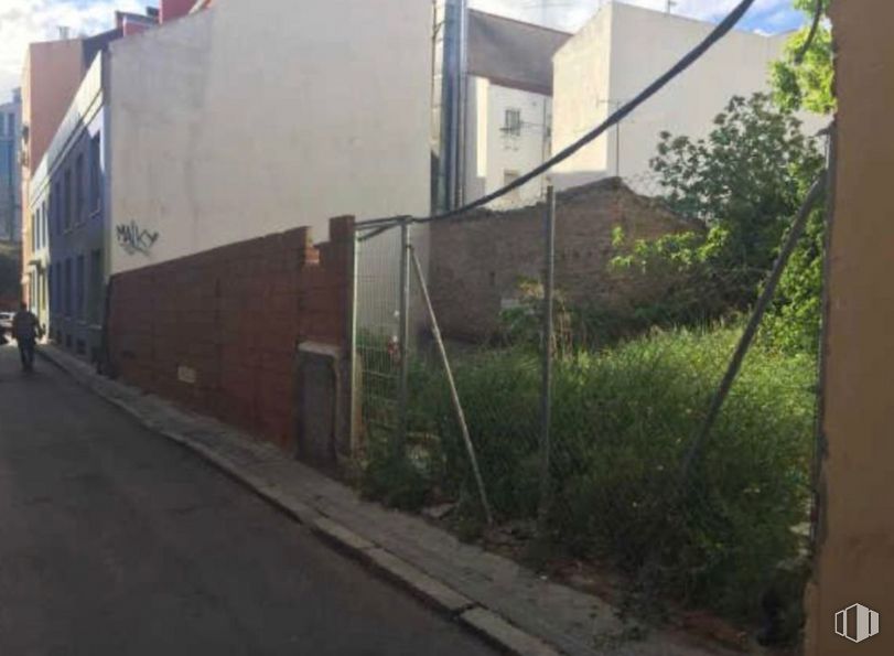 Land for sale at Calle Pico Cebollera, 46, Puente de Vallecas, Madrid, 28053 with house, plant, building, window, urban design, road surface, residential area, real estate, facade and asphalt around