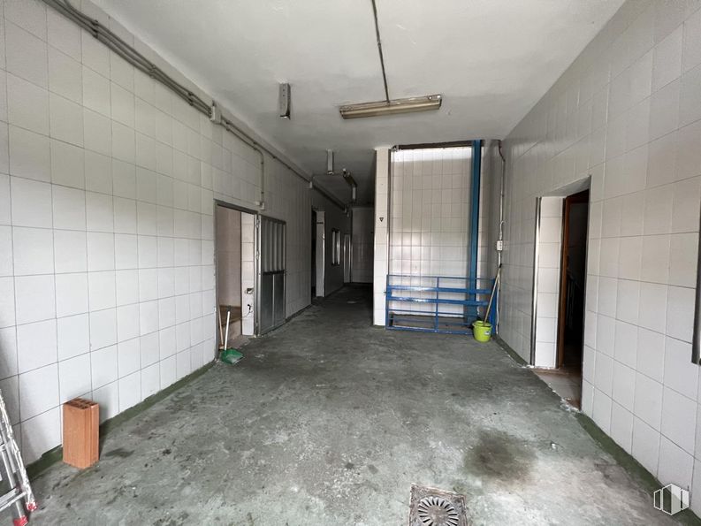 Industrial for sale at Calle Roble, San Pedro del Arroyo, Ávila, 05350 with lighting, door, property, fixture, flooring, floor, composite material, building, ceiling and gas around