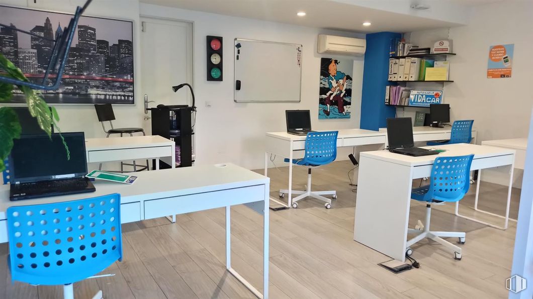 Retail for rent at Comunidad Castilla y Leon 78, Las Rozas de Madrid, Madrid, 28230 with laptop, desk, chair, houseplant, person, table, furniture, computer, interior design and floor around