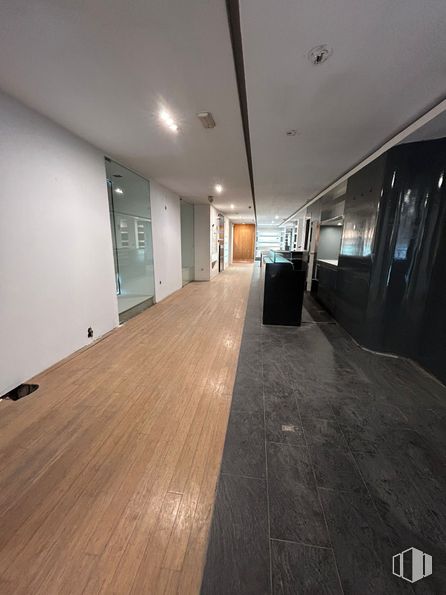 Retail for rent at Calle Infantas, 19, Centro, Madrid, 28004 with hall, wood, floor, flooring, fixture, hardwood, ceiling, laminate flooring, varnish and wood stain around