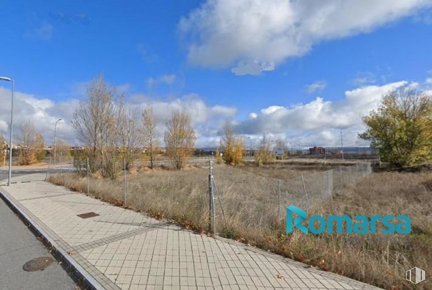 Land for sale at Calle Juan Aurelio Sanchez Tadeo, Ávila, 05002 with cloud, sky, plant, street light, tree, natural landscape, road surface, wood, grass and landscape around