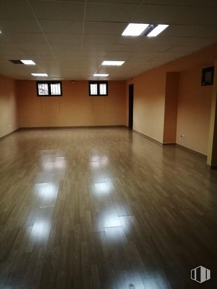 Retail for sale & for rent at Calle Cava Baja, Toledo, 45002 with light fixture, building, fixture, hall, wood, floor, flooring, material property, tints and shades and ceiling around