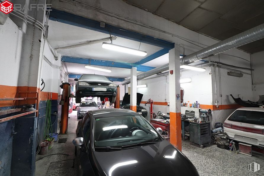 Nave en venta en Calle de la Oca, Carabanchel, Madrid, 28025 con coche, luz de estacionamiento, vehículo, iluminación del automóvil, capó, vehículo de motor, diseño automovilístico, neumático de automoción, exterior del automóvil y garaje alrededor