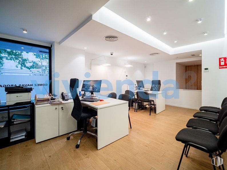 Oficina en venta en Plaza José Moreno Villa, Moncloa - Aravaca, Madrid, 28008 con silla, escritorio, mueble, mesa, edificio, silla de oficina, televisión, ordenador, ordenador personal y suelos alrededor