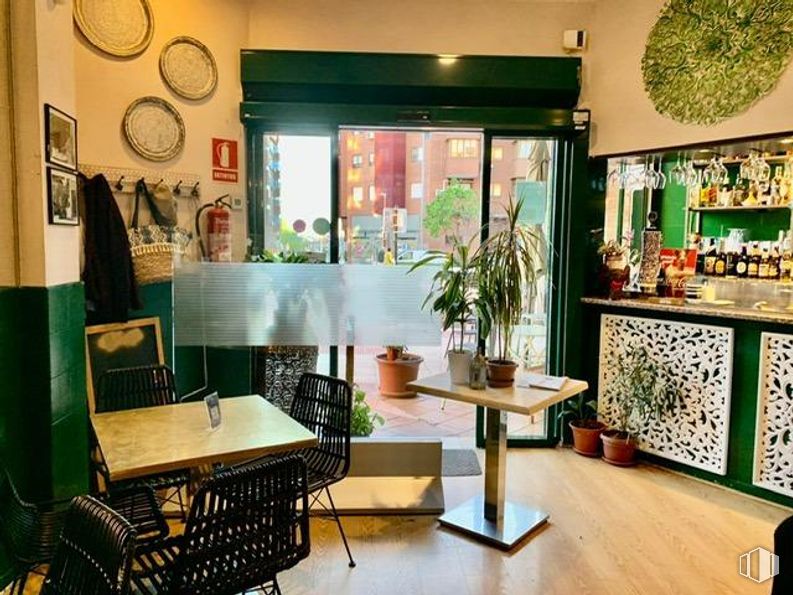 Local en alquiler y venta en Avenida Retamas, Alcorcón, Madrid, 28922 con mesa, silla, planta de interior, mesa de cocina y comedor, propiedad, mueble, planta, verde, edificio y marco alrededor