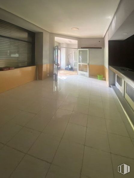 Local en venta en Zona Renfe, Alcorcón, Madrid, 28922 con persiana de la ventana, suelo de baldosas, pasillo, suelo, piso, accesorio, edificio, techo, ciudad y casa alrededor