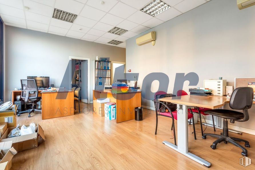 Office for sale at Calle Arroyo Bueno, Villaverde, Madrid, 28021 with chair, desk, light fixture, table, furniture, flooring, wood, floor, hardwood and space around