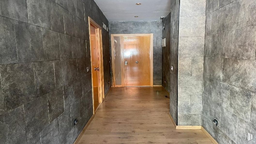 Local en venta en Paseo Guadalajara, 36, San Sebastián de los Reyes, Madrid, 28700 con puerta, propiedad, madera, accesorio, edificio, piso, pavimento, tinte para madera, madera y tabla alrededor