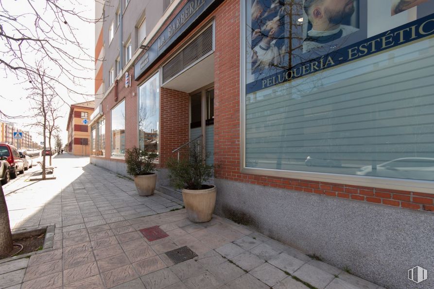 Local en alquiler y venta en Calle María Blanchard, 12, San Sebastián de los Reyes, Madrid, 28700 con persona, planta, durante el día, propiedad, edificio, maceta, superficie de la carretera, arquitectura, ladrillo y albañilería alrededor