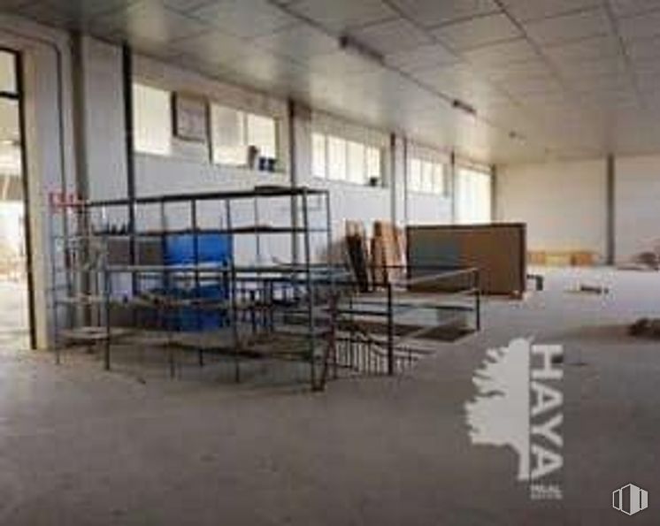 Industrial for sale at Calle Salmuero, 6, Chueca, Toledo, 45113 with furniture, building, fixture, flooring, floor, real estate, building material, wood, composite material and ceiling around