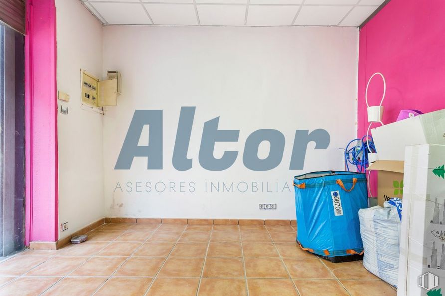 Local en venta en Calle Azabache, Carabanchel, Madrid, 28019 con equipaje y bolsos, productos envasados, interiorismo, suelos, suelo, edificio, accesorio, pared, fuente y gas alrededor