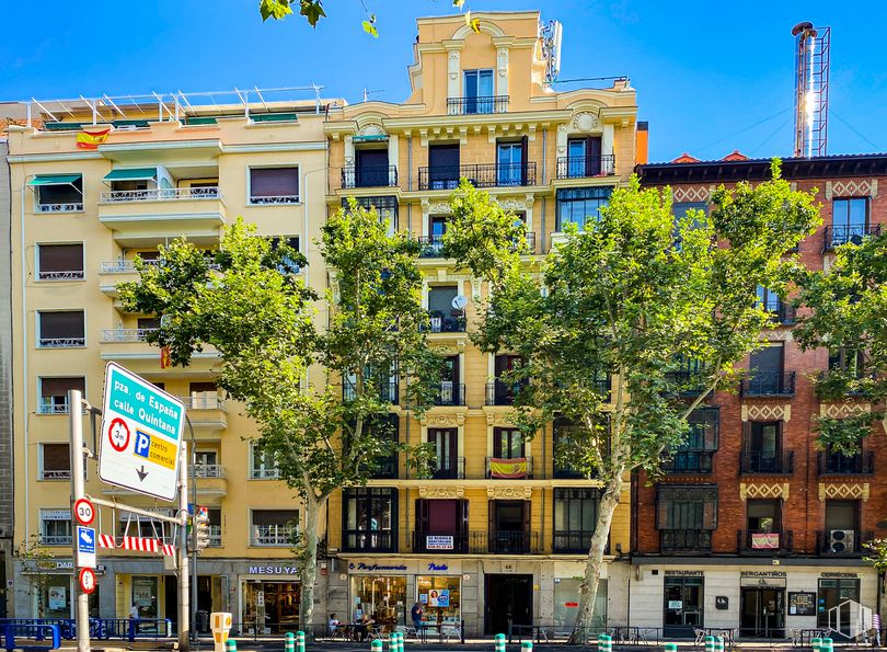 Retail for sale & for rent at Calle Alberto Aguilera, 48, Chamberí, Madrid, 28015 with building, sky, daytime, property, window, lighting, architecture, tree, yellow and urban design around