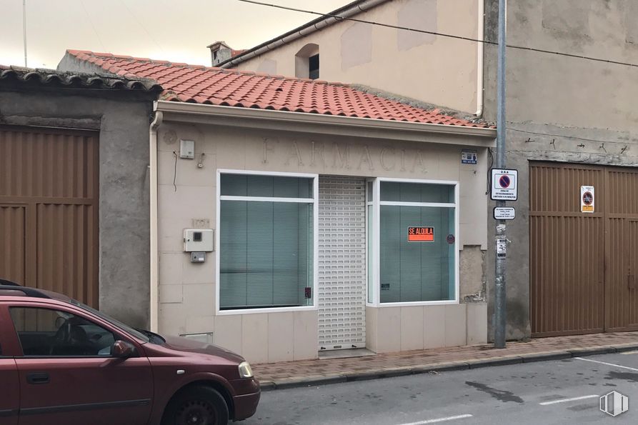 Retail for rent at Calle Arroyada 49, Sonseca, Toledo, 45100 with wheel, car, window, door, automotive parking light, tire, property, building, vehicle and motor vehicle around