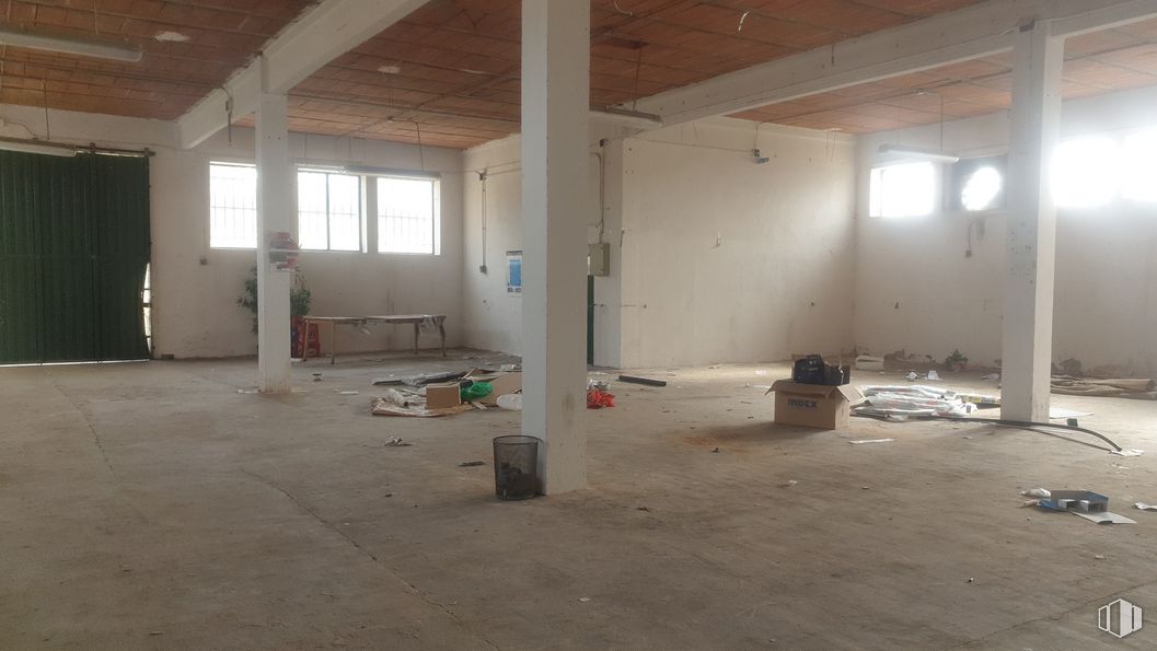 Industrial for sale & for rent at Zona Valdeolmos, Valdeolmos-Alalpardo, Madrid, 28130 with window, flooring, wood, interior design, floor, hall, house, fixture, building and hardwood around