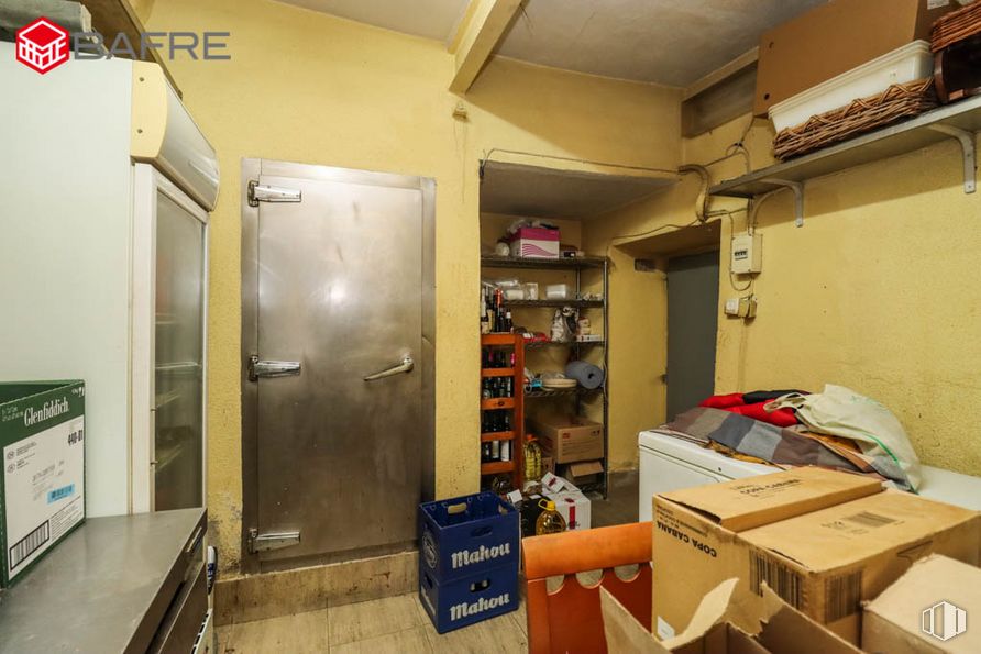 Local en venta en Calle Orión, Barajas, Madrid, 28042 con refrigerador, productos envasados, diseño de interiores, archivar, pavimentos, madera, caja de envío, gas, estante y madera alrededor