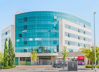 Office for rent at Edificio Tucuman, Glorieta Mar Caribe, 1, Hortaleza, Madrid, 28042 with building, street light, sky, plant, tree, fixture, window, urban design, condominium and tower block around